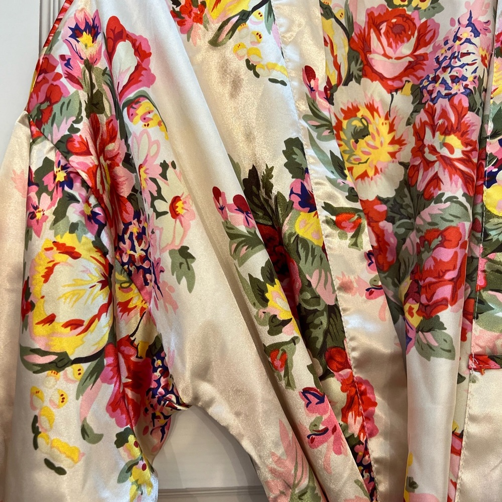 💗Elegant Floral Satin Kimono Robe
Very love shack fancy vibes - Picture 2 of 2